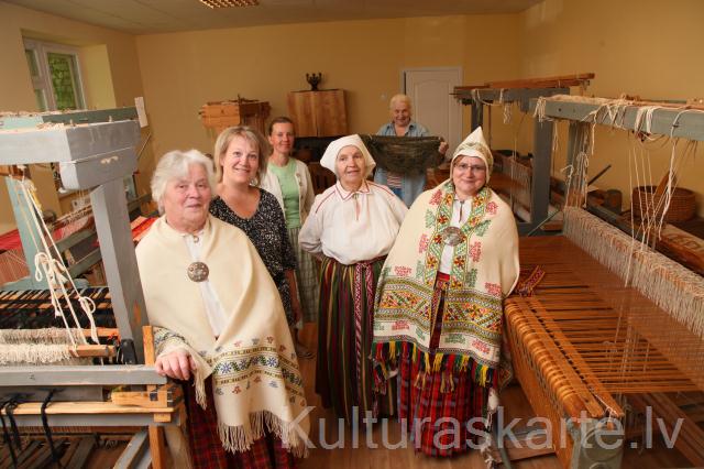 Tautas lietišķās mākslas studija 'Dubna"